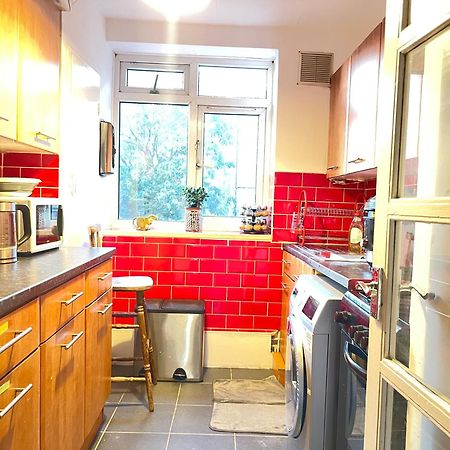 Room With King Size Bed And Shared Kitchen 莱尼斯公园 外观 照片