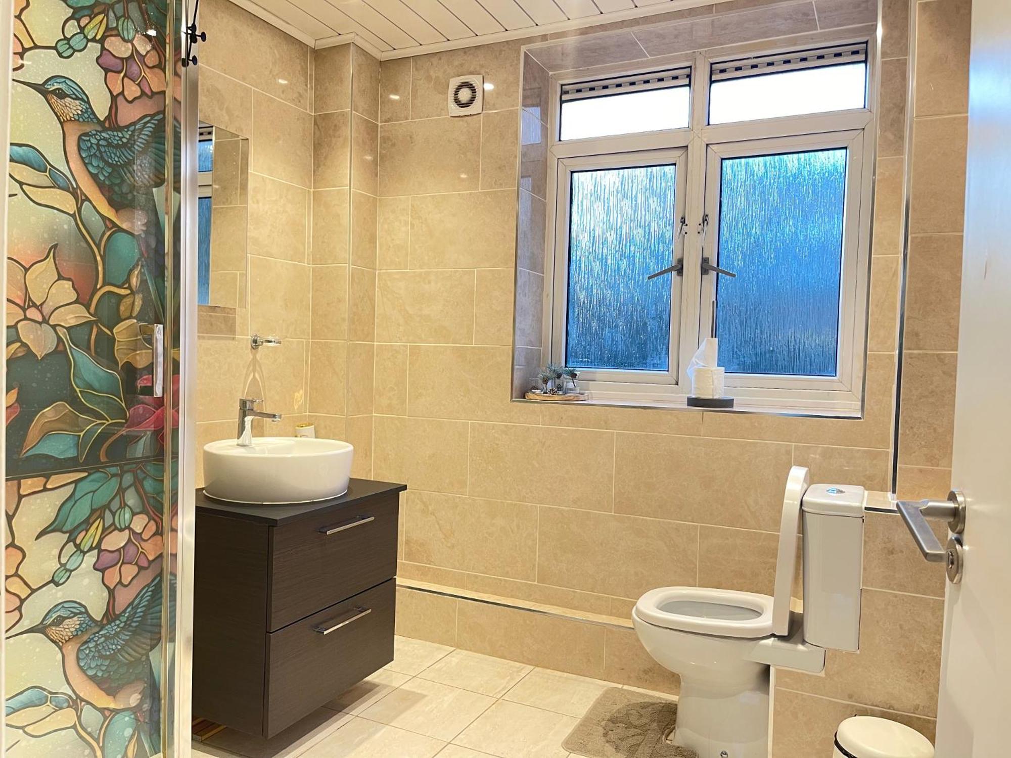 Room With King Size Bed And Shared Kitchen 莱尼斯公园 外观 照片