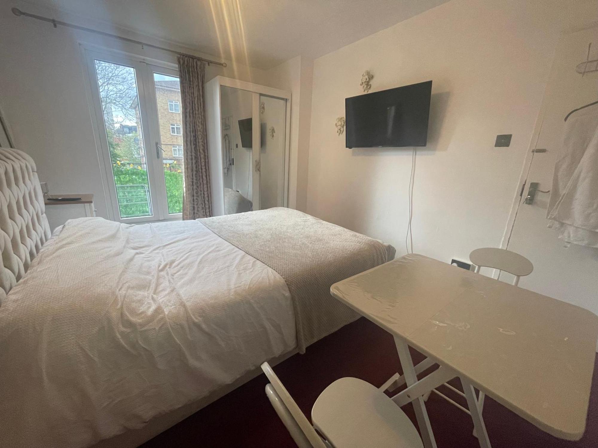 Room With King Size Bed And Shared Kitchen 莱尼斯公园 外观 照片