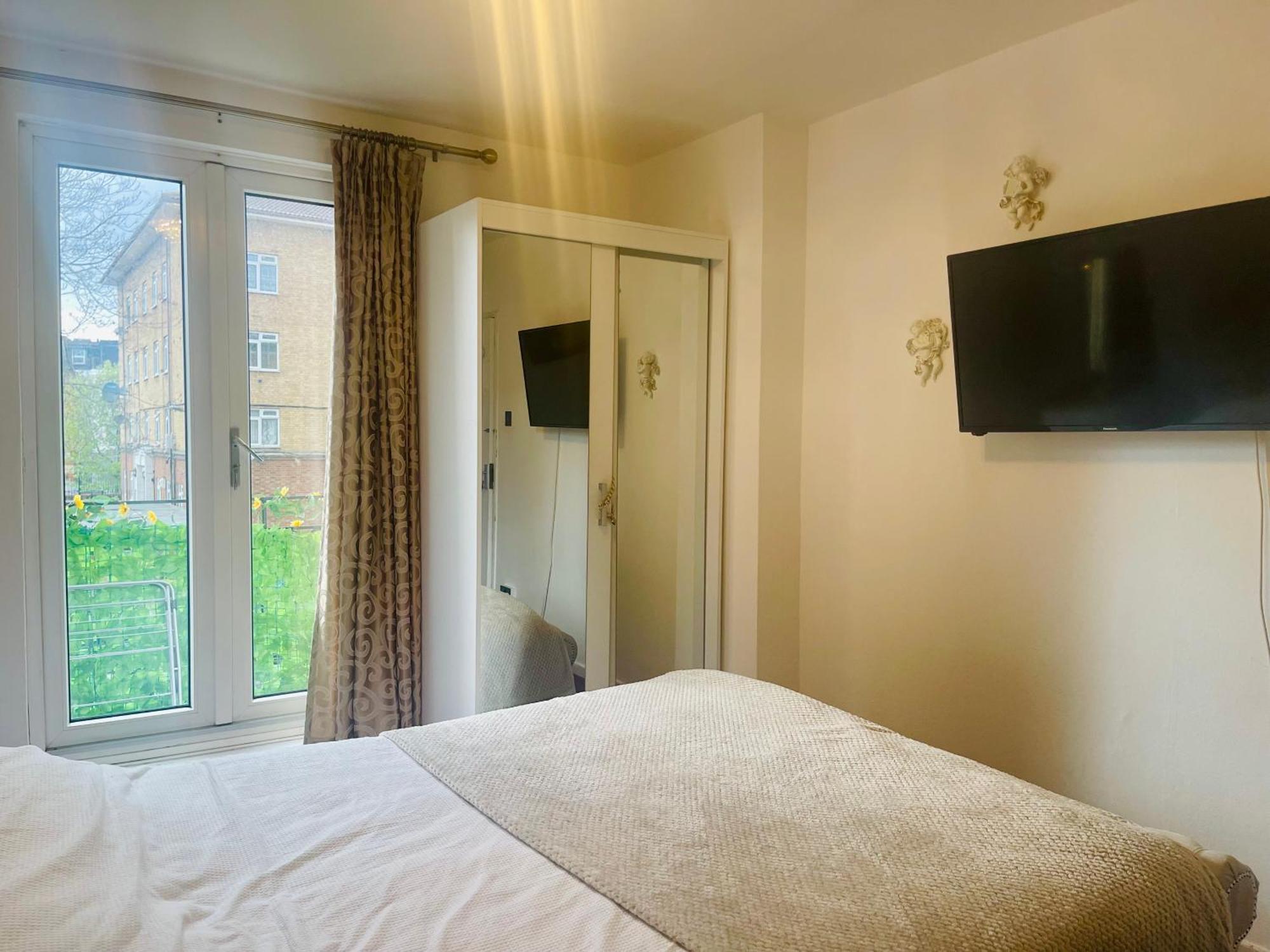 Room With King Size Bed And Shared Kitchen 莱尼斯公园 外观 照片